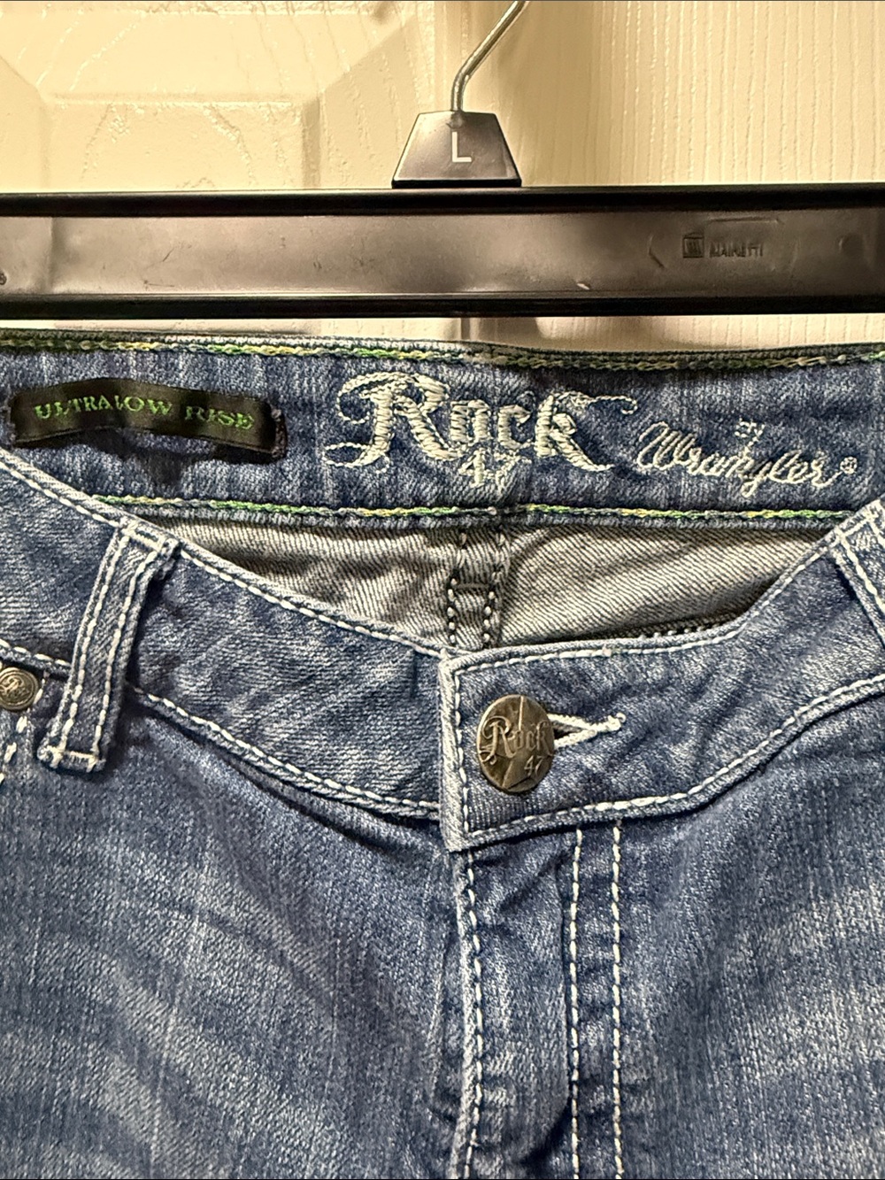 Wrangler rock 47 Women's Straight Jeans in Medium Blue Wash - Picture 2 of 7